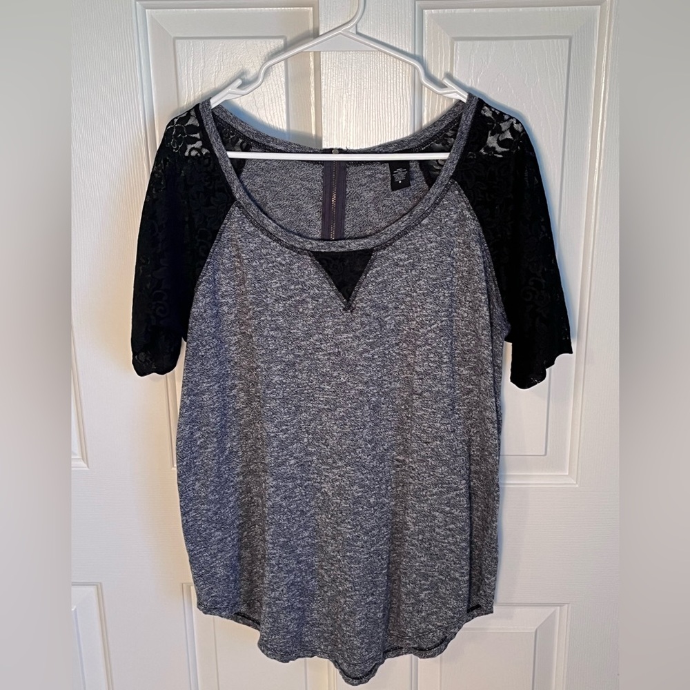 Torrid Jersey Inspired Grey & Black Top, Lace Sleeves, size 0x